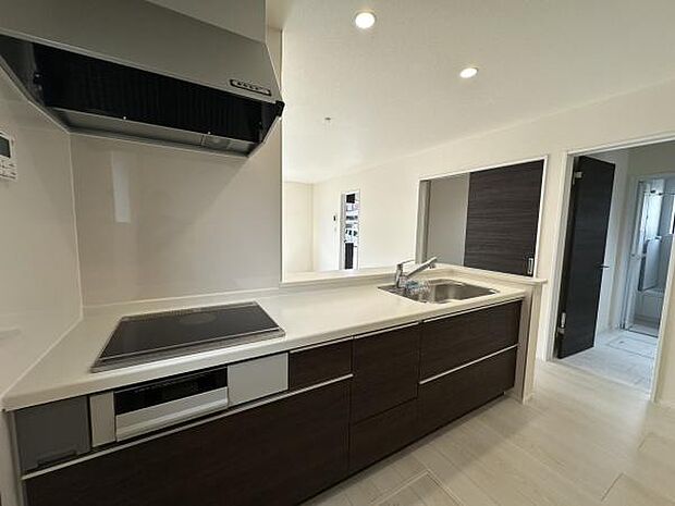 ■■対面キッチン■■キッチンは収納数もさる事ながら、リビングで寛ぐ家族や小さなお子様を見守りながら料理が出来る「対面式の温もり設計」。キッチンから立ち込める香りが今日の料理を期待させます