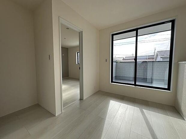 ■■メインベッドルーム■■ウォークinクローゼット付の広い主寝室。プライベートを保ちながらもバランスよく配置された窓から緩やかな陽が射し込み、広い空間を光が満たしていきます。