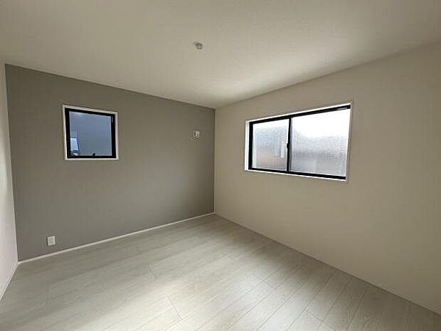 ■■明るい居室■■温もりある自然光を感じていただける居室です。飽きのこないナチュラルカラーの床にホワイトの壁紙は、色褪せることのない心地良さを作ります。