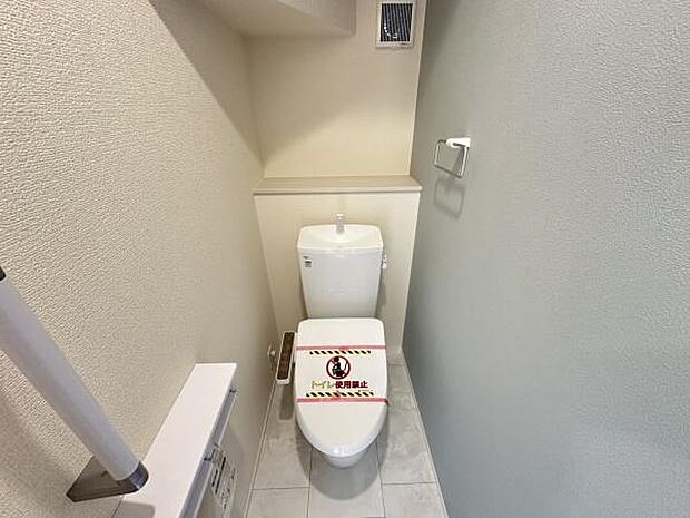 ■■Toilet■■清潔な空間を保ちたいトイレはオフホワイトでまとめました。毎日使う場所だからこそお手入れも楽々にできる機能が搭載されております。汚れが付着しにくい便器はお掃除も楽々です。