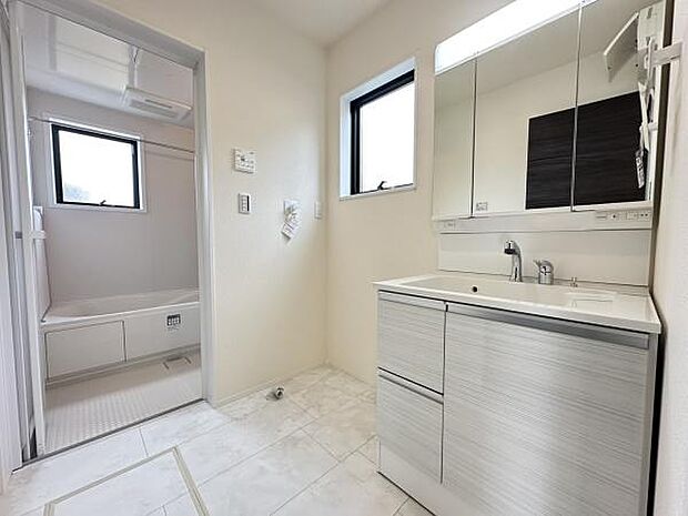 ■■清潔な空間■■毎日使うものだから清潔な空間を保ちたい水回り。洗面にはそんな願いを解消させてくれる収納アイデアが満載です。三面鏡の裏側にはキャビネットが現れ小物から背の高い物まで収納できます。