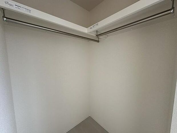■■何でも入る■■各居室のクローゼットはスーツ類から丈の長いコート類まで何でも収納できる便利なスペースです。衣装ケースと併用することでセーター類なども収納でき自分だけのスペースにできます。