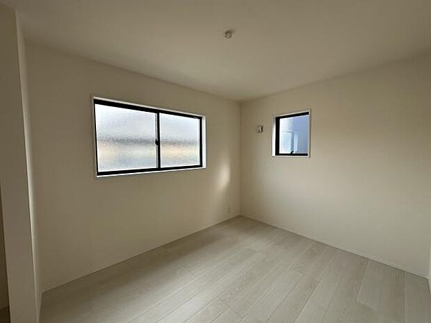 ■■居室■■各居室ごとにデザイン性のある窓を配置しました。壁面にはデスクやベット等の家具を置きやすいように高さや位置にも配慮しました。自分だけのお気に入りの空間を是非ご体感下さい。