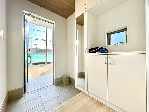 ■■玄関■■人を迎え入れる最初の場所だからこそ、清潔感がある空間にして頂ける様にゆとりあるシューズボックスを設置しました。おでかけの時も帰った時も、「我が家」を最初に感じでもらえる素敵な空間に。