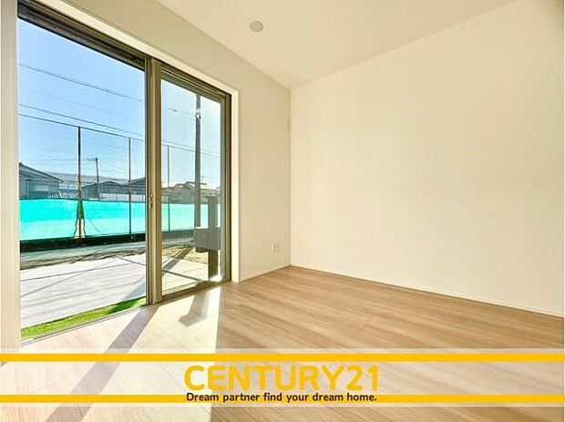 ■■憩いの場所■■パートナーや家族が集う憩いの空間。真新しい木目、Shadeのあるフローリングや白亜のクロスを陽の光、ダウンライトが照らし出し、家族・友人・知人の会話に華を咲かせます。