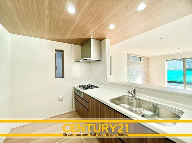 ■■広々キッチン■■大型の冷蔵庫やレンジボードもしっかり置ける広々としたキッチンスペースが大事。ゆとりある空間で作業ができるとお料理の腕も日に日に上がりそうな気がしてきます。