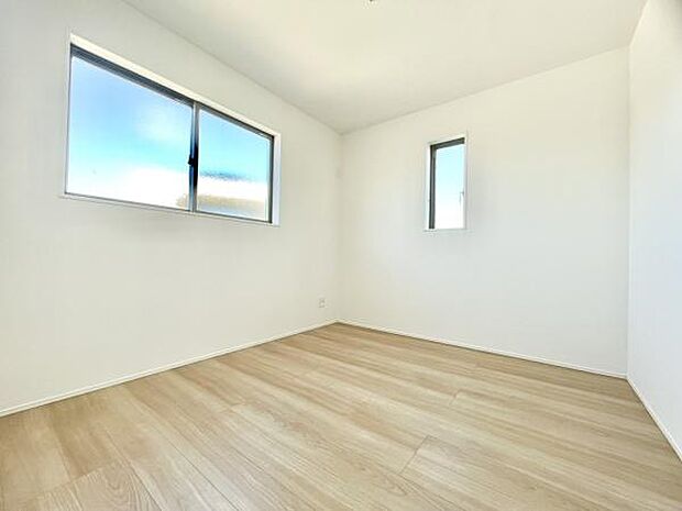 ■■明るい居室■■温もりある自然光を感じていただける居室です。飽きのこないナチュラルカラーの床にホワイトの壁紙は、色褪せることのない心地良さを作ります。