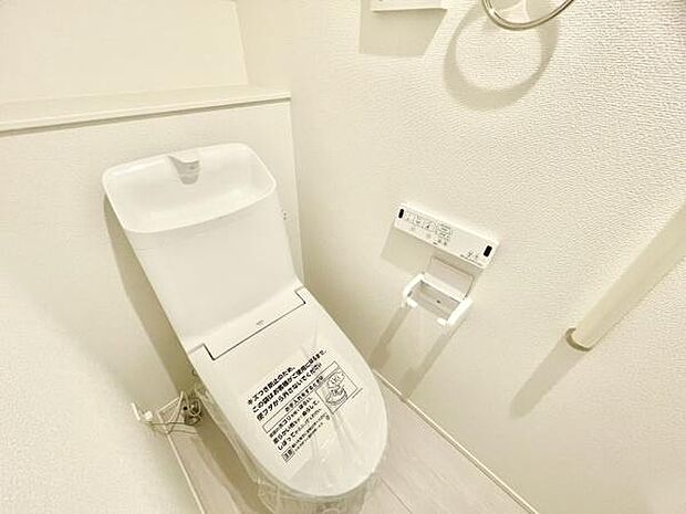 ■■Toilet■■清潔な空間を保ちたいトイレはオフホワイトでまとめました。毎日使う場所だからこそお手入れも楽々にできる機能が搭載されております。汚れが付着しにくい便器はお掃除も楽々です。