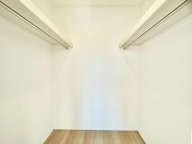 ■■ウォークインクローゼット■■スーツ類から丈の長いコート類まで何でも収納できる便利なスペースです。衣装ケースと併用することでセーター類なども収納でき自分だけのスペースにカスタマイズできます。