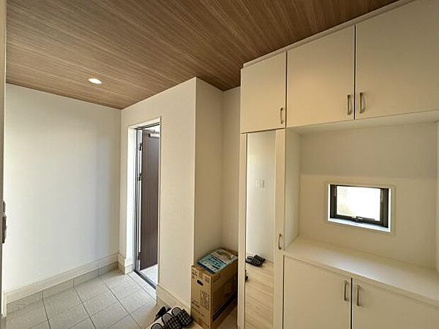 ■■玄関■■人を迎え入れる最初の場所だからこそ、清潔感がある空間にして頂ける様にゆとりあるシューズボックスを設置しました。おでかけの時も帰った時も、「我が家」を最初に感じでもらえる素敵な空間に。