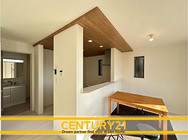 ■■憩いの場所■■パートナーや家族が集う憩いの空間。真新しい木目、Shadeのあるフローリングや白亜のクロスを陽の光、ダウンライトが照らし出し、家族・友人・知人の会話に華を咲かせます。