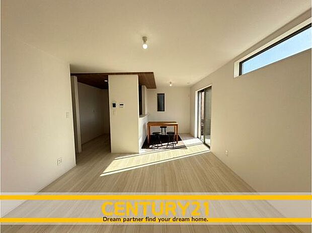 ■■憩いのリビング■■くつろぎを愉しむリビングルームは憩いの場となります。リビングとダイニングの空間機能を活かし、巧みに使い分ける発想が、ライフスタイルに新しいゆとりをもたらします。