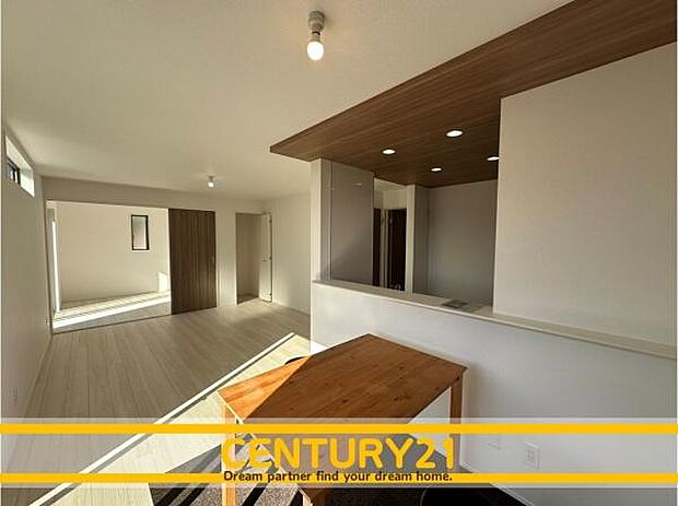 ■■ステキな時間を！■■忙しい朝でも、しっかり家族が揃って食事をして頂けるゆとりある大きさのダイニングスペース。奥様が作る手料理をカウンター越しに受けとって頂き、テーブルで囲む素敵な時間を存分に。