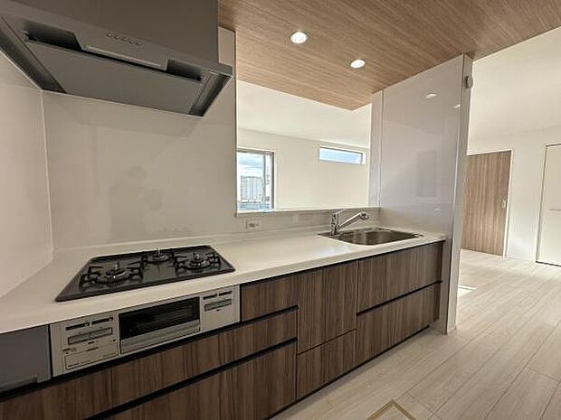 ■■対面キッチン■■キッチンは収納数もさる事ながら、リビングで寛ぐ家族や小さなお子様を見守りながら料理が出来る「対面式の温もり設計」。キッチンから立ち込める香りが今日の料理を期待させます