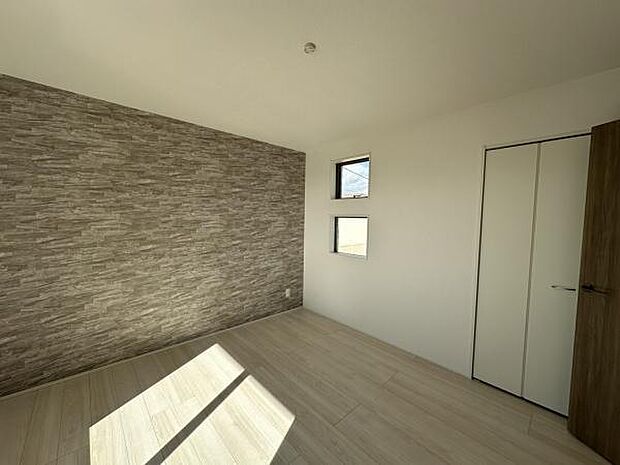 ■■メインベッドルーム■■クローゼット付の広い主寝室。プライベートを保ちながらもバランスよく配置された窓から緩やかな陽が射し込み、広い空間を光が満たしていきます。