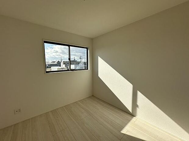 ■■明るい居室■■温もりある自然光を感じていただける居室です。飽きのこないナチュラルカラーの床にホワイトの壁紙は、色褪せることのない心地良さを作ります。