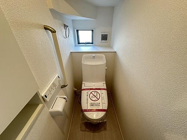 ■■Toilet■■清潔な空間を保ちたいトイレはオフホワイトでまとめました。毎日使う場所だからこそお手入れも楽々にできる機能が搭載されております。汚れが付着しにくい便器はお掃除も楽々です。