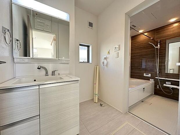 ■■清潔な空間■■毎日使うものだから清潔な空間を保ちたい水回り。洗面にはそんな願いを解消させてくれる収納アイデアが満載です。三面鏡の裏側にはキャビネットが現れ小物から背の高い物まで収納できます。