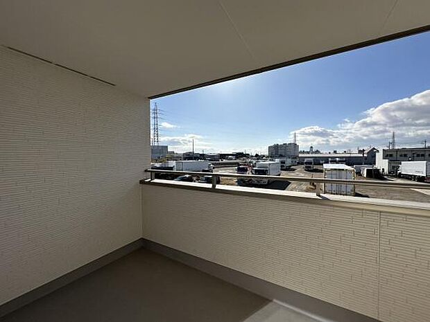 ■■開放感感じるバルコニー■■頬をなでる優しい風を感じることが出来るバルコニー。つい深呼吸をしたくなる気持ちの良い場所はこのお部屋の自慢です。お洗濯物を干すスペースとしても十分な広さがあります。