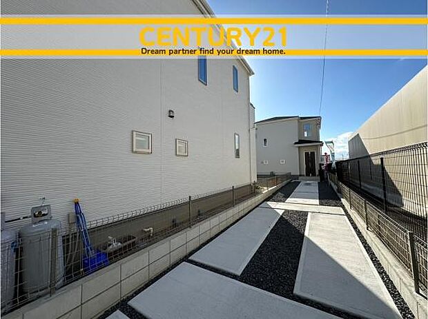 ■■駐車場■■ファミリーカーの需要が多い中、駐車場も確保いたしました。マンションとは違う敷地内駐車。ご主人様のお車のお手入れにも気合が入りますね。