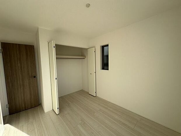 ■■居室■■各居室ごとにデザイン性のある窓を配置しました。壁面にはデスクやベット等の家具を置きやすいように高さや位置にも配慮しました。自分だけのお気に入りの空間を是非ご体感下さい。