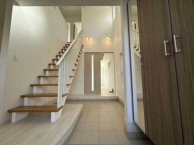 ■■玄関■■人を迎え入れる最初の場所だからこそ、清潔感がある空間にして頂ける様にゆとりあるシューズボックスを設置しました。おでかけの時も帰った時も、「我が家」を最初に感じでもらえる素敵な空間に。