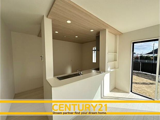 ■■憩いの場所■■パートナーや家族が集う憩いの空間。真新しい木目、Shadeのあるフローリングや白亜のクロスを陽の光、ダウンライトが照らし出し、家族・友人・知人の会話に華を咲かせます。