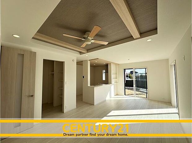 ■■ステキな時間を!■■忙しい朝でも、しっかり家族が揃って食事をして頂けるゆとりある大きさのダイニングスペース。奥様が作る手料理をカウンター越しに受けとって頂き、テーブルで囲む素敵な時間を存分に。