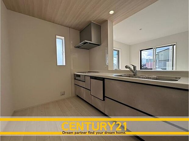 ■■広々キッチン■■大型の冷蔵庫やレンジボードもしっかり置ける広々としたキッチンスペースが大事。ゆとりある空間で作業ができるとお料理の腕も日に日に上がりそうな気がしてきます。