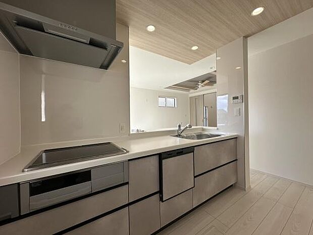 ■■対面キッチン■■キッチンは収納数もさる事ながら、リビングで寛ぐ家族や小さなお子様を見守りながら料理が出来る「対面式の温もり設計」。キッチンから立ち込める香りが今日の料理を期待させます