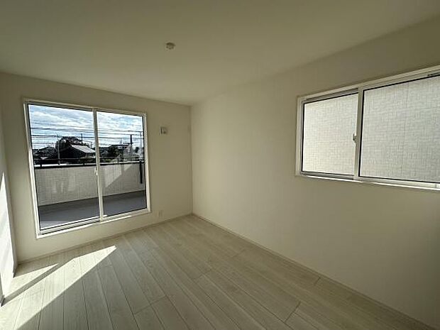 ■■メインベッドルーム■■クローゼット付の広い主寝室。プライベートを保ちながらもバランスよく配置された窓から緩やかな陽が射し込み、広い空間を光が満たしていきます。