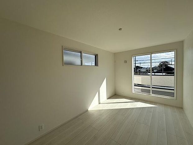 ■■明るい居室■■温もりある自然光を感じていただける居室です。飽きのこないナチュラルカラーの床にホワイトの壁紙は、色褪せることのない心地良さを作ります。