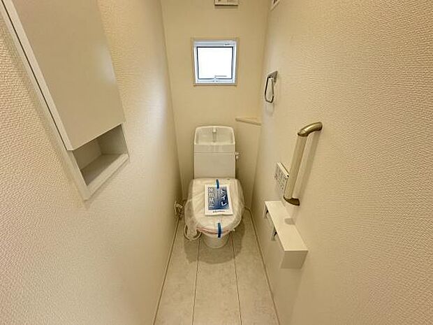■■Toilet■■清潔な空間を保ちたいトイレはオフホワイトでまとめました。毎日使う場所だからこそお手入れも楽々にできる機能が搭載されております。汚れが付着しにくい便器はお掃除も楽々です。