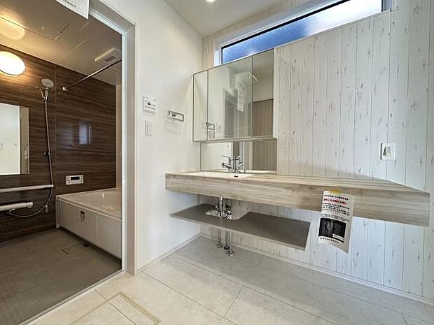 ■■清潔な空間■■毎日使うものだから清潔な空間を保ちたい水回り。洗面にはそんな願いを解消させてくれる収納アイデアが満載です。三面鏡の裏側にはキャビネットが現れ小物から背の高い物まで収納できます。