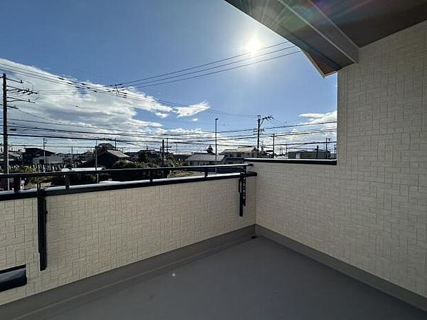 ■■開放感感じるバルコニー■■頬をなでる優しい風を感じることが出来るバルコニー。つい深呼吸をしたくなる気持ちの良い場所はこのお部屋の自慢です。お洗濯物を干すスペースとしても十分な広さがあります。