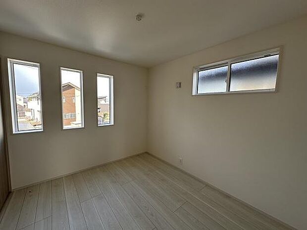 ■■居室■■各居室ごとにデザイン性のある窓を配置しました。壁面にはデスクやベット等の家具を置きやすいように高さや位置にも配慮しました。自分だけのお気に入りの空間を是非ご体感下さい。