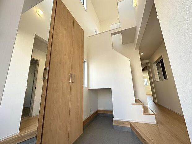 ■■玄関■■人を迎え入れる最初の場所だからこそ、清潔感がある空間にして頂ける様にゆとりあるシューズボックスを設置しました。おでかけの時も帰った時も、「我が家」を最初に感じでもらえる素敵な空間に。