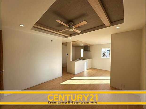 ■■憩いの場所■■パートナーや家族が集う憩いの空間。真新しい木目、Shadeのあるフローリングや白亜のクロスを陽の光、ダウンライトが照らし出し、家族・友人・知人の会話に華を咲かせます。