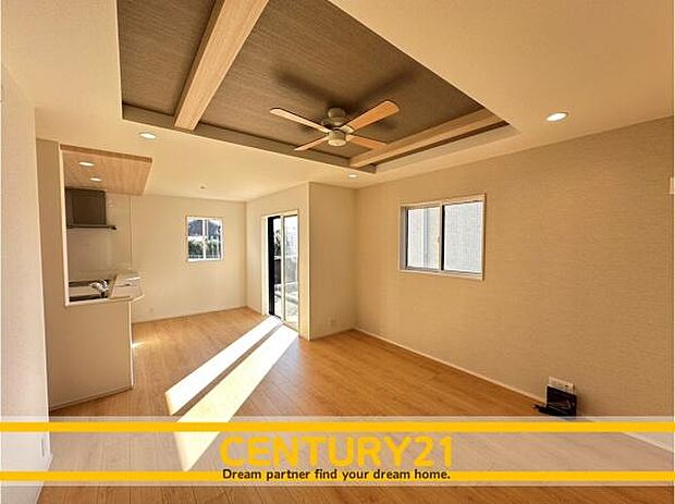 ■■ステキな時間を！■■忙しい朝でも、しっかり家族が揃って食事をして頂けるゆとりある大きさのダイニングスペース。奥様が作る手料理をカウンター越しに受けとって頂き、テーブルで囲む素敵な時間を存分に。