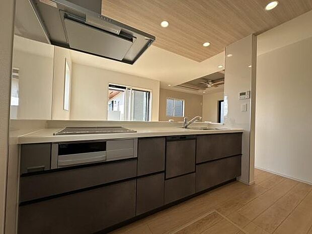 ■■対面キッチン■■キッチンは収納数もさる事ながら、リビングで寛ぐ家族や小さなお子様を見守りながら料理が出来る「対面式の温もり設計」。キッチンから立ち込める香りが今日の料理を期待させます