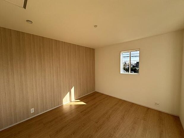 ■■メインベッドルーム■■クローゼット付の広い主寝室。プライベートを保ちながらもバランスよく配置された窓から緩やかな陽が射し込み、広い空間を光が満たしていきます。