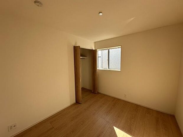 ■■明るい居室■■温もりある自然光を感じていただける居室です。飽きのこないナチュラルカラーの床にホワイトの壁紙は、色褪せることのない心地良さを作ります。