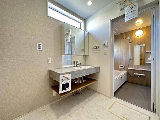 ■■清潔な空間■■毎日使うものだから清潔な空間を保ちたい水回り。洗面にはそんな願いを解消させてくれる収納アイデアが満載です。三面鏡の裏側にはキャビネットが現れ小物から背の高い物まで収納できます。