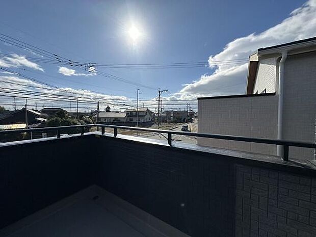 ■■開放感感じるバルコニー■■頬をなでる優しい風を感じることが出来るバルコニー。つい深呼吸をしたくなる気持ちの良い場所はこのお部屋の自慢です。お洗濯物を干すスペースとしても十分な広さがあります。