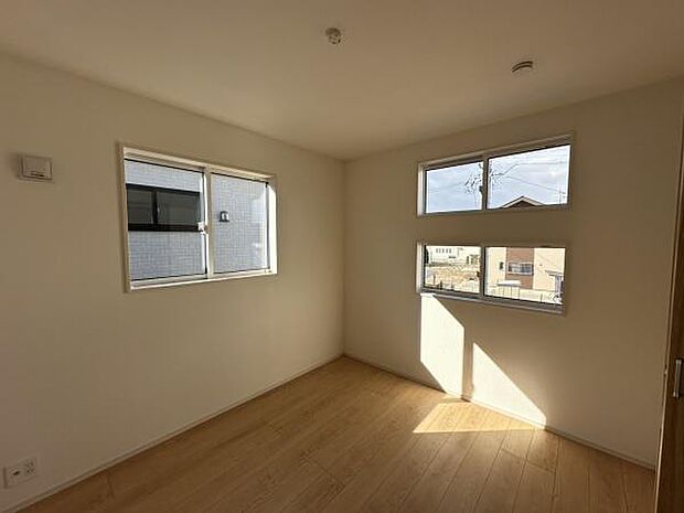 ■■居室■■各居室ごとにデザイン性のある窓を配置しました。壁面にはデスクやベット等の家具を置きやすいように高さや位置にも配慮しました。自分だけのお気に入りの空間を是非ご体感下さい。