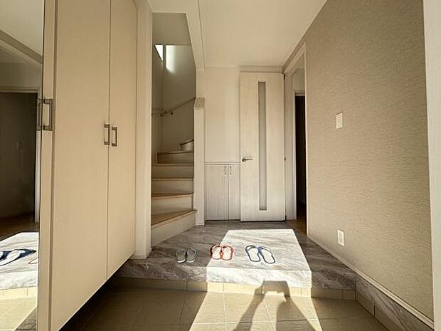 ■■玄関■■人を迎え入れる最初の場所だからこそ、清潔感がある空間にして頂ける様にゆとりあるシューズボックスを設置しました。おでかけの時も帰った時も、「我が家」を最初に感じでもらえる素敵な空間に。