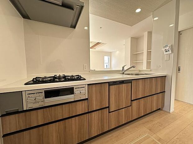 ■■対面キッチン■■キッチンは収納数もさる事ながら、リビングで寛ぐ家族や小さなお子様を見守りながら料理が出来る「対面式の温もり設計」。キッチンから立ち込める香りが今日の料理を期待させます