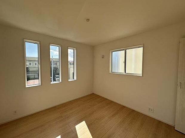 ■■メインベッドルーム■■ウォークinクローゼット付の広い主寝室。プライベートを保ちながらもバランスよく配置された窓から緩やかな陽が射し込み、広い空間を光が満たしていきます。