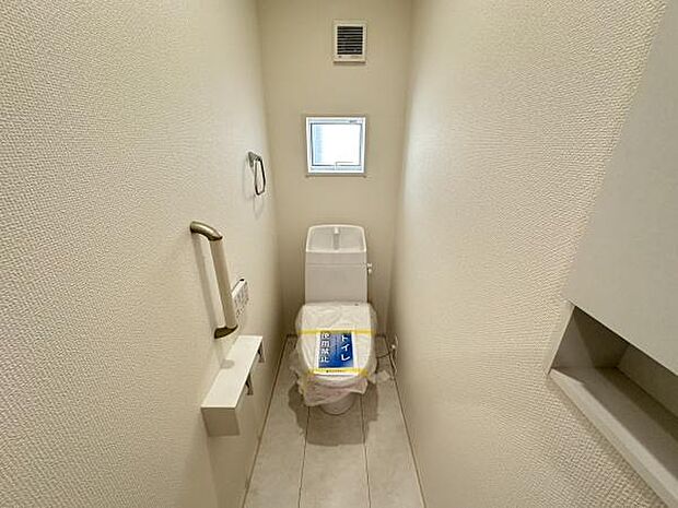 ■■Toilet■■清潔な空間を保ちたいトイレはオフホワイトでまとめました。毎日使う場所だからこそお手入れも楽々にできる機能が搭載されております。汚れが付着しにくい便器はお掃除も楽々です。