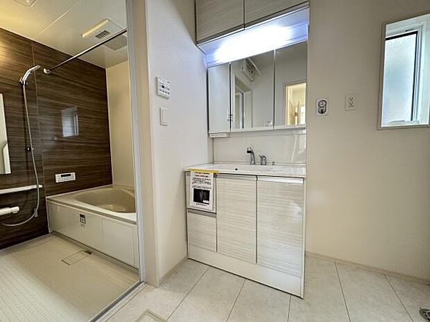 ■■清潔な空間■■毎日使うものだから清潔な空間を保ちたい水回り。洗面にはそんな願いを解消させてくれる収納アイデアが満載です。三面鏡の裏側にはキャビネットが現れ小物から背の高い物まで収納できます。